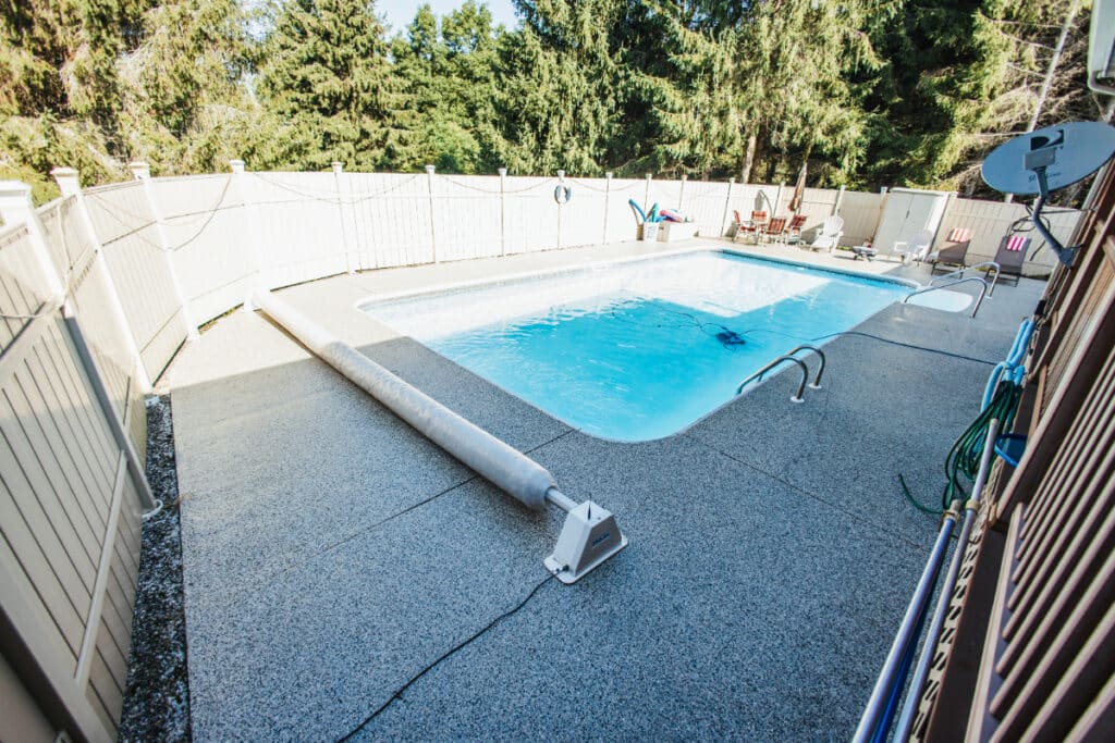 A pool deck with polyaspartic coating